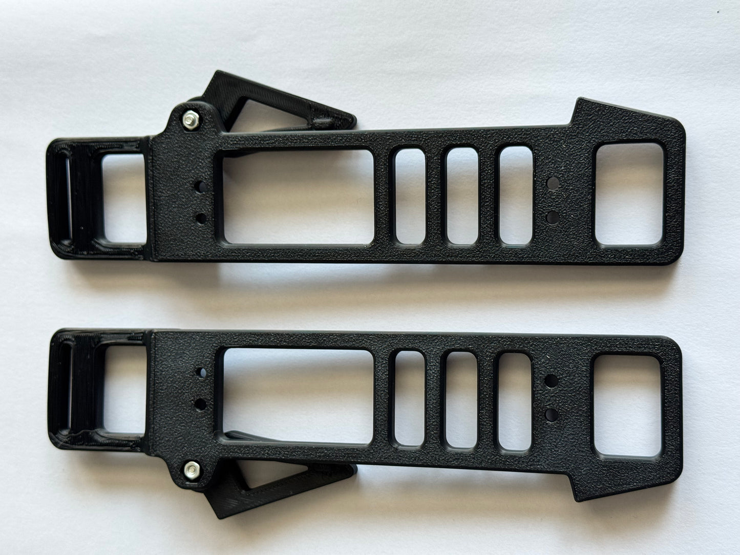 Stand Inclinato per Yaesu FT-817 / FT-818 – Stampa 3D (Colore Nero)