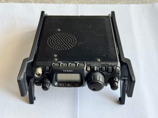 Stand Inclinato per Yaesu FT-817 / FT-818 – Stampa 3D (Colore Nero)